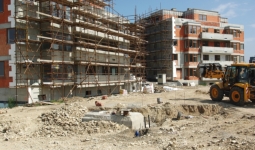 I. etapa výstavby dvou viladomů 3 týdny před realizací zahrady (Praha - Zličín, 24.8.2011)